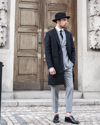 Come indossare e abbinare un soprabito nero in modo formale: Prova ad abbinare un soprabito nero con un abito grigio per un look elegante e alla moda. Se non vuoi essere troppo formale, mettiti un paio di scarpe derby in pelle nere.