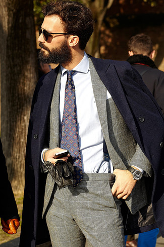 Come indossare e abbinare bretelle blu scuro e bianchi per un uomo di 30 anni quando fa freddo: Indossa un soprabito blu scuro e bretelle blu scuro e bianchi per un look comfy-casual.