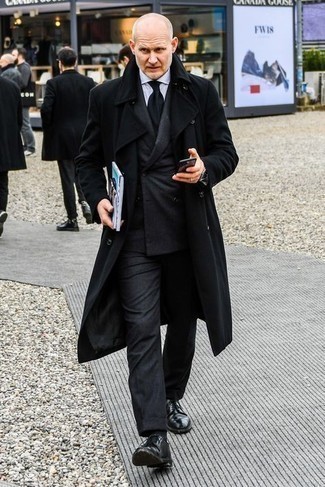 Moda uomo anni 40 in modo formale: Potresti combinare un soprabito nero con un abito di lana grigio scuro per una silhouette classica e raffinata Indossa un paio di scarpe derby in pelle nere per un tocco più rilassato.