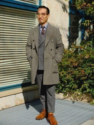 Come indossare e abbinare chukka terracotta per un uomo di 30 anni in modo formale: Potresti abbinare un soprabito grigio con un abito grigio per essere sofisticato e di classe. Per un look più rilassato, indossa un paio di chukka terracotta.