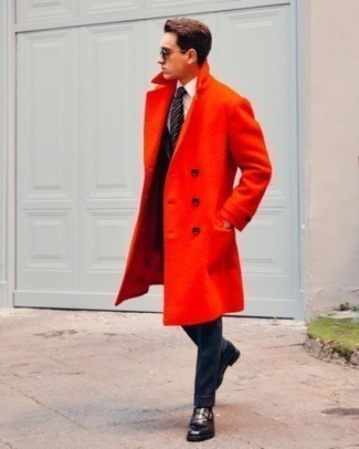 Come indossare e abbinare mocassini eleganti con un abito per un uomo di 30 anni quando fa gelo in modo formale: Combina un abito con un soprabito rosso per essere sofisticato e di classe. Se non vuoi essere troppo formale, mettiti un paio di mocassini eleganti.