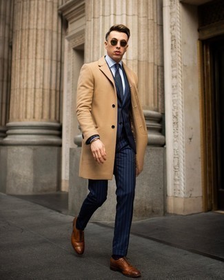 Come indossare e abbinare scarpe oxford marroni per un uomo di 30 anni: Potresti combinare un soprabito marrone chiaro con un abito a righe verticali blu scuro per essere sofisticato e di classe. Scarpe oxford marroni sono una buona scelta per completare il look.