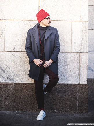Come indossare e abbinare una berretto rossa: Per un outfit della massima comodità, combina un soprabito blu scuro con una berretto rossa. Rifinisci questo look con un paio di sneakers basse in pelle bianche.