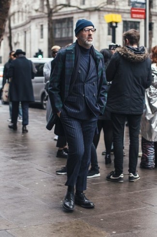 Come indossare e abbinare un cappotto scozzese quando fa freddo: Abbina un cappotto scozzese con un abito a righe verticali blu scuro per un look elegante e alla moda. Per le calzature, scegli lo stile classico con un paio di scarpe brogue in pelle nere.