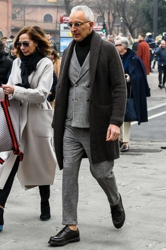 Come indossare e abbinare un soprabito grigio scuro per un uomo di 50 anni: Abbina un soprabito grigio scuro con un abito di lana a quadri grigio come un vero gentiluomo. Scarpe derby in pelle nere sono una buona scelta per completare il look.