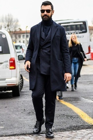Quale soprabito indossare con scarpe double monk nere in modo formale: Punta su un soprabito e un abito a righe verticali blu scuro come un vero gentiluomo. Completa questo look con un paio di scarpe double monk nere.