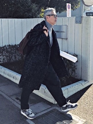 Come indossare e abbinare una borsa per un uomo di 50 anni: Vestiti con un soprabito nero e una borsa per una sensazione di semplicità e spensieratezza. Se non vuoi essere troppo formale, opta per un paio di scarpe sportive grigie.