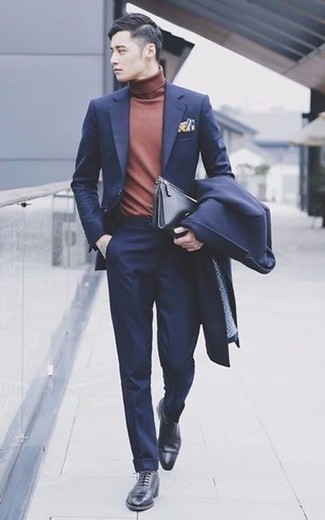 Come indossare e abbinare scarpe oxford blu scuro quando fa freddo: Opta per un soprabito blu scuro e un abito blu scuro come un vero gentiluomo. Scarpe oxford blu scuro sono una valida scelta per completare il look.