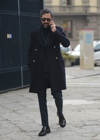Come indossare e abbinare un soprabito nero per un uomo di 40 anni: Opta per un soprabito nero e un abito scozzese blu scuro e verde per un look elegante e alla moda. Perfeziona questo look con un paio di scarpe derby in pelle nere.