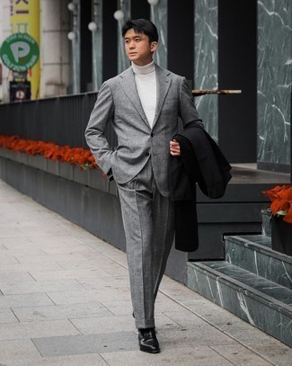 Come indossare e abbinare un abito scozzese grigio quando fa gelo: Scegli un abito scozzese grigio e un soprabito nero per essere sofisticato e di classe. Mocassini eleganti in pelle neri sono una eccellente scelta per completare il look.