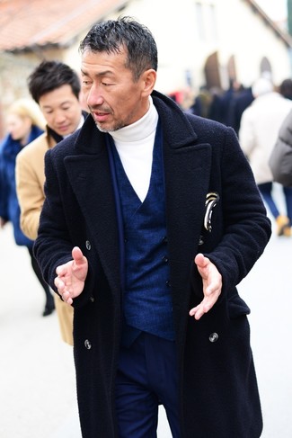 Come indossare e abbinare un abito blu scuro per un uomo di 40 anni in modo formale: Coniuga un abito blu scuro con un soprabito blu scuro per un look elegante e di classe.