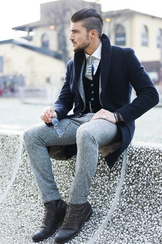 Look alla moda per uomo: Soprabito blu scuro, Abito di lana grigio, Gilet nero, Camicia elegante bianca