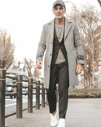 Quale abito indossare con un soprabito grigio per un uomo di 30 anni: Prova a combinare un soprabito grigio con un abito come un vero gentiluomo. Sneakers basse di tela bianche danno un tocco informale al tuo abbigliamento.