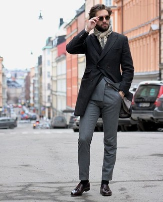 Quale mocassini eleganti indossare con un soprabito nero quando fa gelo: Metti un soprabito nero e un abito grigio per un look elegante e alla moda. Se non vuoi essere troppo formale, opta per un paio di mocassini eleganti.