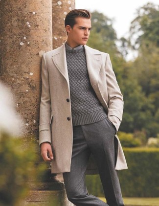 Come indossare e abbinare un maglione a trecce argento per un uomo di 30 anni: Potresti combinare un maglione a trecce argento con pantaloni eleganti di lana grigi per essere sofisticato e di classe.