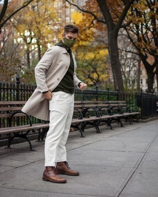 Look alla moda per uomo: Soprabito beige, Maglione con zip verde scuro, Chino di velluto a coste bianchi, Stivali casual in pelle marroni