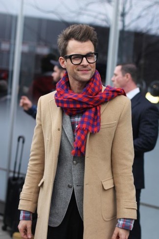 Come indossare e abbinare una sciarpa scozzese rossa quando fa freddo in modo formale: Scegli un outfit composto da un soprabito beige e una sciarpa scozzese rossa per un look perfetto per il weekend.