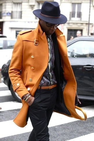 Come indossare e abbinare una cintura in pelle arancione quando fa gelo in modo formale: Prova a combinare un soprabito arancione con una cintura in pelle arancione per un'atmosfera casual-cool.