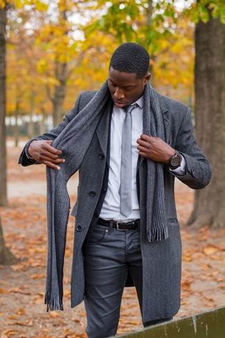 Come indossare e abbinare una cintura in pelle nera quando fa gelo in modo smart-casual: Vestiti con un soprabito grigio scuro e una cintura in pelle nera per una sensazione di semplicità e spensieratezza.
