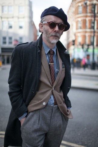 Come indossare e abbinare un soprabito per un uomo di 60 anni quando fa freddo: Scegli un outfit composto da un soprabito e pantaloni eleganti di lana grigi per una silhouette classica e raffinata
