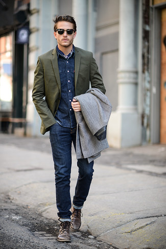 Come indossare e abbinare jeans aderenti con un soprabito per un uomo di 30 anni quando fa gelo in modo smart-casual: Scegli un soprabito e jeans aderenti per vestirti casual. Stivali casual in pelle marrone scuro sono una interessante scelta per completare il look.