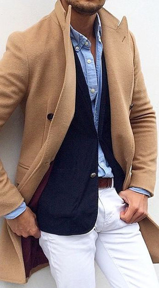 Quale camicia di jeans indossare con un soprabito marrone chiaro: Metti un soprabito marrone chiaro e una camicia di jeans per un look da sfoggiare sul lavoro.