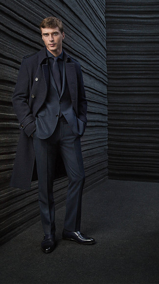 Come indossare e abbinare un blazer blu scuro quando fa freddo: Metti un blazer blu scuro e pantaloni eleganti di lana neri per essere sofisticato e di classe. Perfeziona questo look con un paio di scarpe double monk in pelle nere.