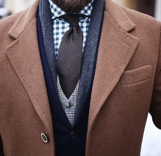 Quale blazer indossare con un soprabito marrone chiaro quando fa gelo: Potresti combinare un soprabito marrone chiaro con un blazer per un look elegante e alla moda.