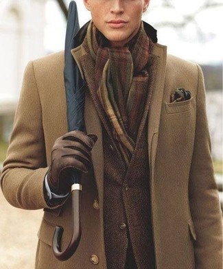 Come indossare e abbinare una giacca marrone per un uomo di 30 anni quando fa gelo: Prova a combinare una giacca marrone con un soprabito marrone per una silhouette classica e raffinata