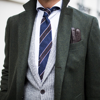 Come indossare e abbinare un blazer a righe verticali grigio scuro per un uomo di 30 anni quando fa gelo: Potresti abbinare un blazer a righe verticali grigio scuro con un soprabito verde scuro per un look elegante e di classe.