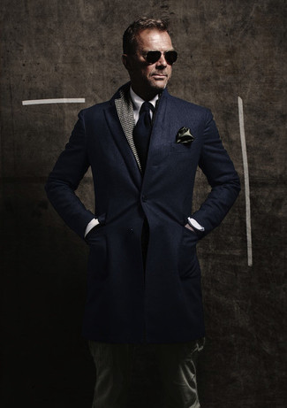Quale soprabito indossare con un blazer grigio quando fa freddo in modo smart-casual: Metti un soprabito e un blazer grigio per un look elegante e alla moda.