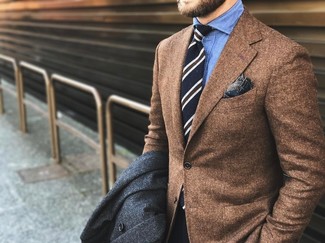 Come indossare e abbinare una camicia elegante in chambray blu scuro per un uomo di 30 anni quando fa gelo: Vestiti con una camicia elegante in chambray blu scuro e un soprabito grigio scuro come un vero gentiluomo.