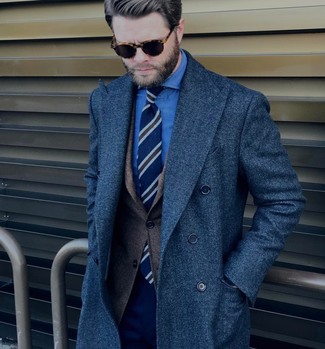 Come indossare e abbinare una cravatta a righe verticali blu scuro per un uomo di 30 anni: Metti un soprabito blu scuro e una cravatta a righe verticali blu scuro per un look elegante e di classe.