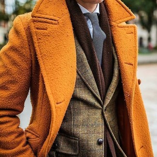 Come indossare e abbinare un blazer foglia di tè per un uomo di 30 anni quando fa gelo: Scegli un blazer foglia di tè e un soprabito arancione per un look elegante e di classe.