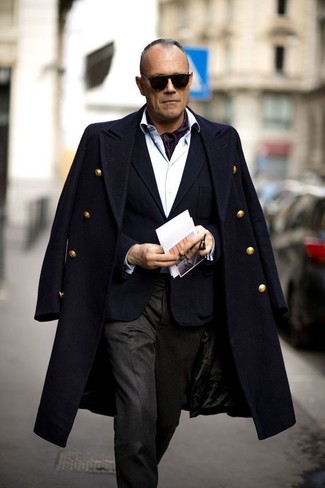 Come indossare e abbinare una sciarpa stampata per un uomo di 50 anni quando fa gelo in modo formale: Abbina un soprabito nero con una sciarpa stampata per una sensazione di semplicità e spensieratezza.