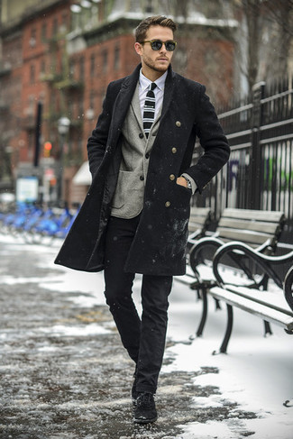 Come indossare e abbinare un blazer con chukka per un uomo di 20 anni in inverno 2025: Vestiti con un blazer e chino neri per creare un look smart casual. Chukka sono una eccellente scelta per completare il look. Una magnifica scelta per essere più cool e assolutamente alla moda anche durante la stagione fredda.
