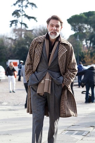 Come indossare e abbinare un blazer con un soprabito per un uomo di 50 anni quando fa gelo: Potresti indossare un soprabito e un blazer per una silhouette classica e raffinata