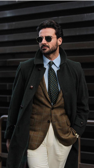 Come indossare e abbinare un blazer a quadri marrone quando fa freddo in modo formale: Abbina un blazer a quadri marrone con pantaloni eleganti beige come un vero gentiluomo.