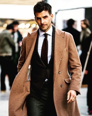 Come indossare e abbinare un blazer marrone per un uomo di 30 anni quando fa gelo: Potresti abbinare un blazer marrone con pantaloni eleganti grigio scuro per un look elegante e di classe.