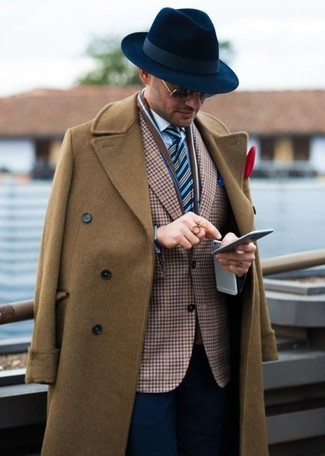 Quale blazer indossare con un soprabito marrone per un uomo di 30 anni: Coniuga un soprabito marrone con un blazer per un look elegante e di classe.