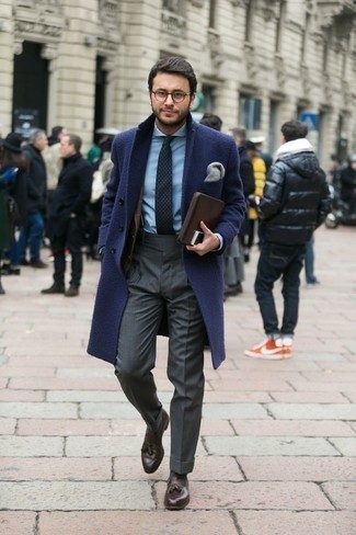 Look alla moda per uomo: Soprabito blu scuro, Blazer scozzese marrone scuro, Camicia elegante azzurra, Pantaloni eleganti grigio scuro