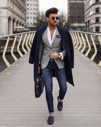 Look alla moda per uomo: Soprabito blu scuro, Blazer a quadri grigio, Camicia elegante bianca, Jeans blu scuro