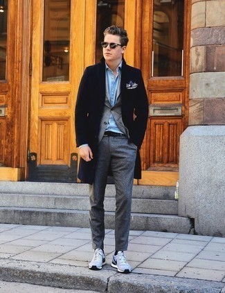 Quale camicia elegante indossare con un blazer grigio per un uomo di 20 anni in autunno 2024: Vestiti con un blazer grigio e una camicia elegante come un vero gentiluomo. Scegli un paio di scarpe sportive azzurre per un tocco più rilassato. Ecco una fantastica idea per creare il perfetto look autunnale.