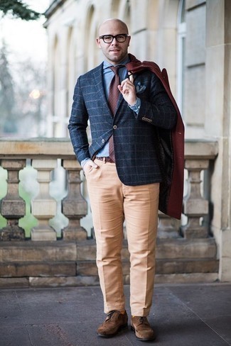 Quale blazer indossare con scarpe brogue marroni quando fa gelo: Indossa un blazer con pantaloni eleganti marrone chiaro per essere sofisticato e di classe. Calza un paio di scarpe brogue marroni per avere un aspetto più rilassato.
