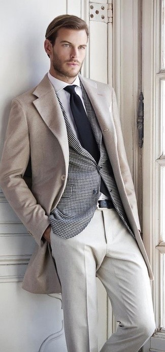 Come indossare e abbinare pantaloni eleganti grigi con un soprabito beige per un uomo di 30 anni quando fa freddo: Potresti indossare un soprabito beige e pantaloni eleganti grigi per essere sofisticato e di classe.