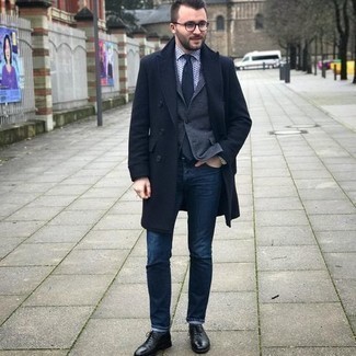 Quale jeans indossare con un blazer grigio scuro per un uomo di 30 anni in autunno 2024: Prova ad abbinare un blazer grigio scuro con jeans per un abbigliamento elegante ma casual. Sfodera il gusto per le calzature di lusso e scegli un paio di scarpe oxford in pelle nere. Questo è il look indispensabile per l’autunno.