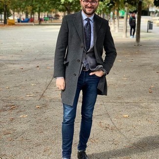 Quale scarpe oxford indossare con un soprabito grigio: Scegli un outfit composto da un soprabito grigio e jeans blu scuro per creare un look smart casual. Perché non aggiungere un paio di scarpe oxford per un tocco di stile in più?