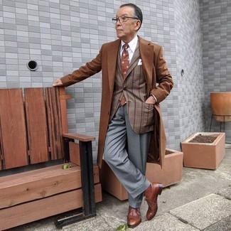 Quale camicia elegante indossare con scarpe oxford marroni per un uomo di 60 anni: Metti una camicia elegante e pantaloni eleganti grigi come un vero gentiluomo. Scarpe oxford marroni sono una buona scelta per completare il look.