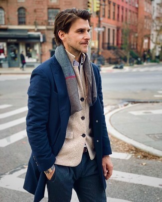 Come indossare e abbinare un blazer beige con un soprabito blu scuro per un uomo di 30 anni: Mostra il tuo stile in un soprabito blu scuro con un blazer beige per essere sofisticato e di classe.