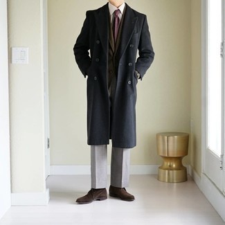 Quale blazer indossare con chukka marroni per un uomo di 30 anni quando fa freddo in modo formale: Scegli un blazer e pantaloni eleganti grigi come un vero gentiluomo. Scegli un paio di chukka marroni per avere un aspetto più rilassato.